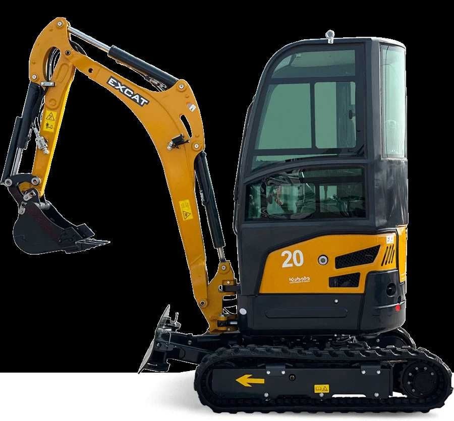 Żółto-czarna mini koparka Kubota z wysięgnikiem Excat, widok z boku, na gąsienicach z żółtą strzałką, kabina z przyciemnianymi szybami, numer 20 na boku