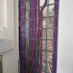 montaż koryt kablowych, układanie kabli, akademik