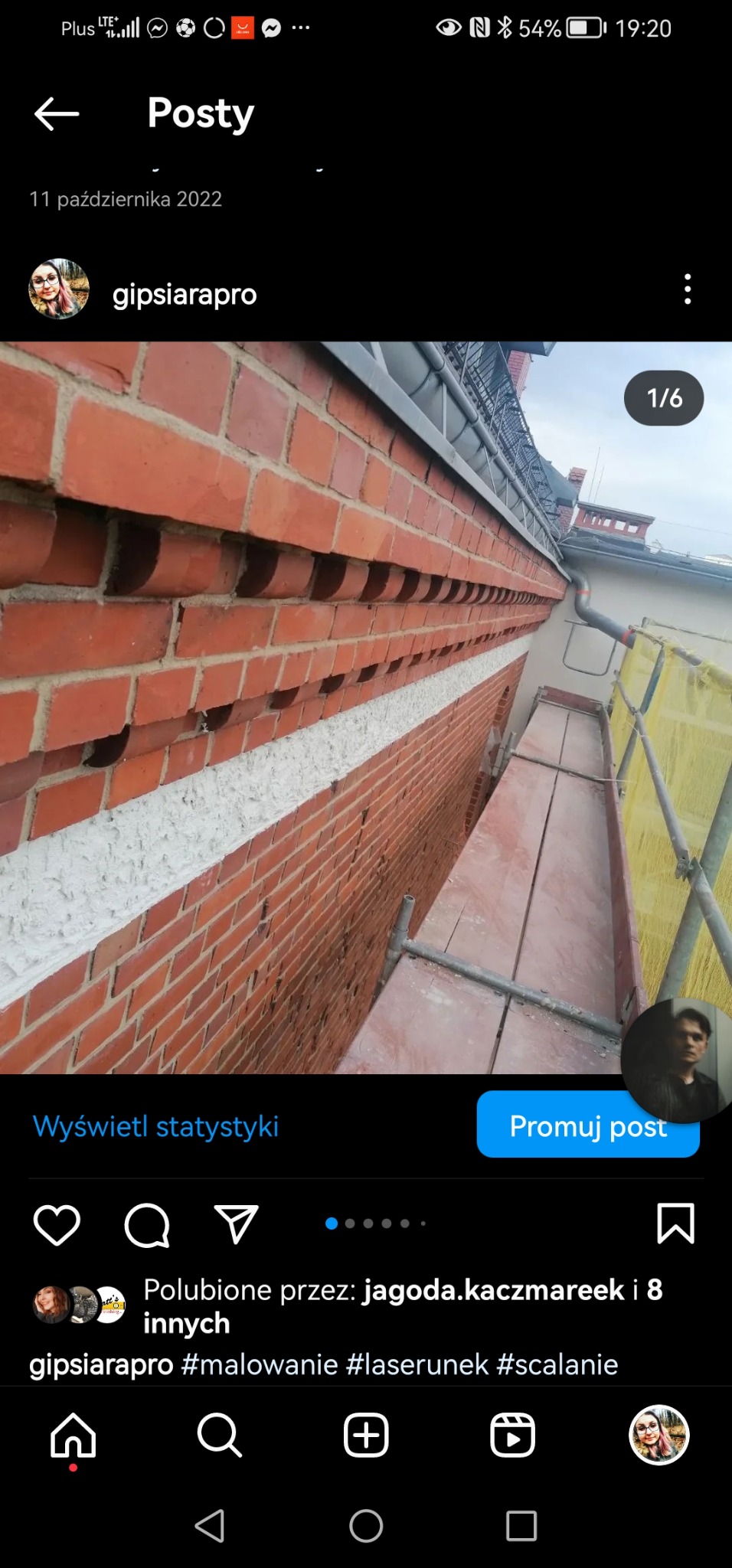 Ceglana elewacja budynku z widoczną warstwą szpachli na łączeniu, ujęcie z rusztowania.