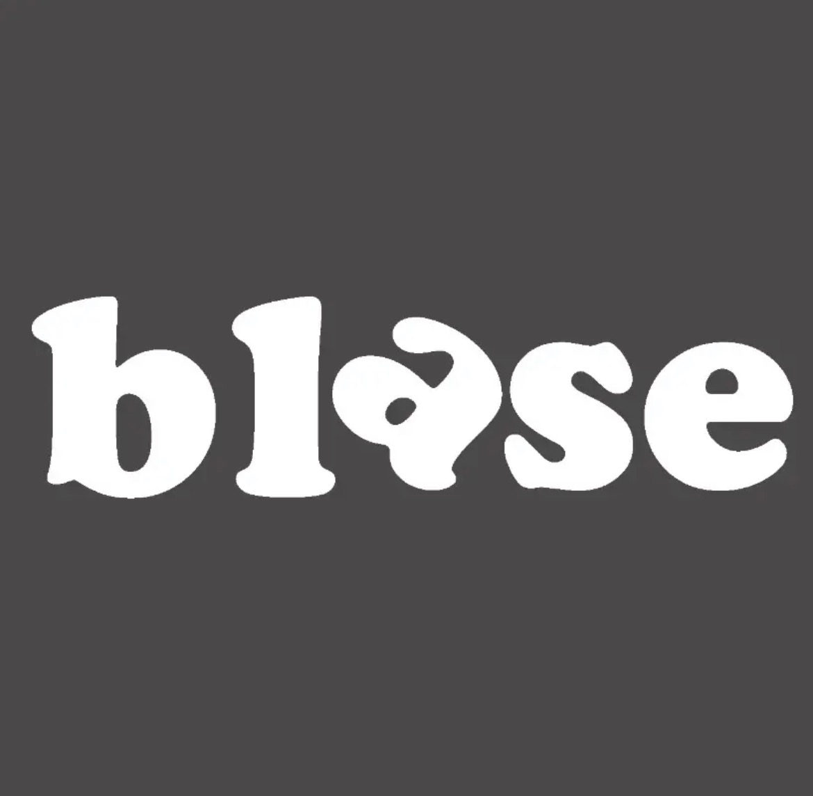 Biały napis 'blase' na szarym tle, w stylu retro, z zaokrąglonymi literami.