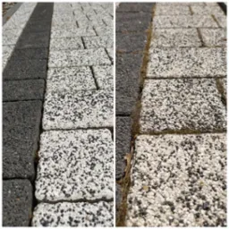 Porównanie kostki brukowej: po lewej stronie czysta, szara kostka obok jasnej, nakrapianej, po prawej stronie jasna kostka z widocznymi zabrudzeniami i mchem w szczelinach.