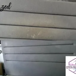 Tapicerowany zagłówek łóżka w odcieniach szarości, podzielony na dwie części: górna z widocznymi plamami i zabrudzeniami (przed), dolna czysta i odświeżona (po), w prawym dolnym rogu logo firmy...