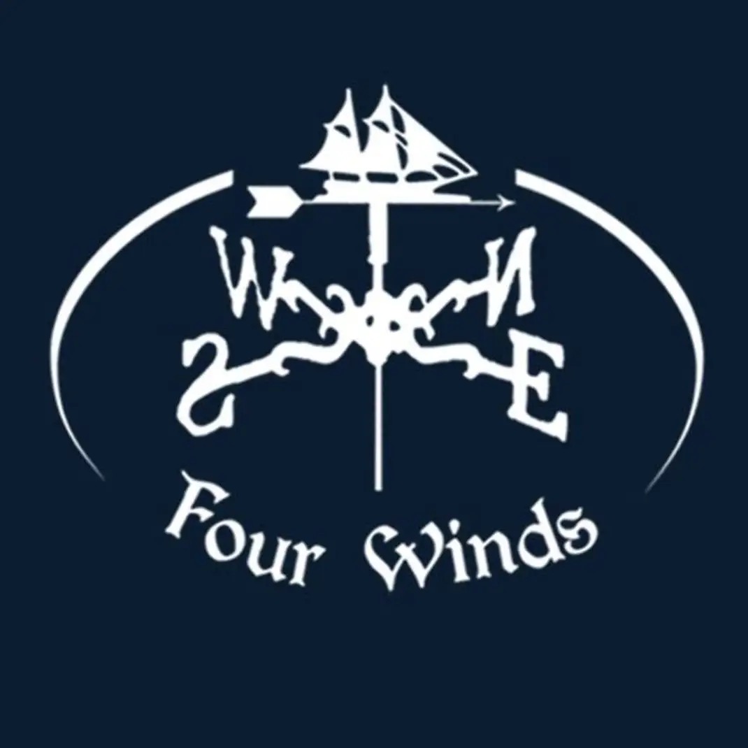 Logo firmy 'Four Winds' z wiatrowskazem w kształcie żaglowca, wskazującym kierunki świata w kolorze białym na granatowym tle.