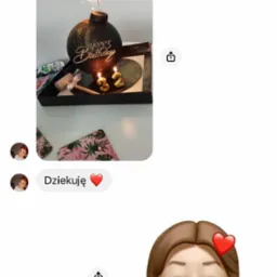 Tort urodzinowy w kształcie bomby z napisem 'Happy Birthday' i płonącą świeczką, obok świeczki w kształcie cyfr '32', umieszczony na czarnej tacy z drewnianym młotkiem, widok z góry, fragment...