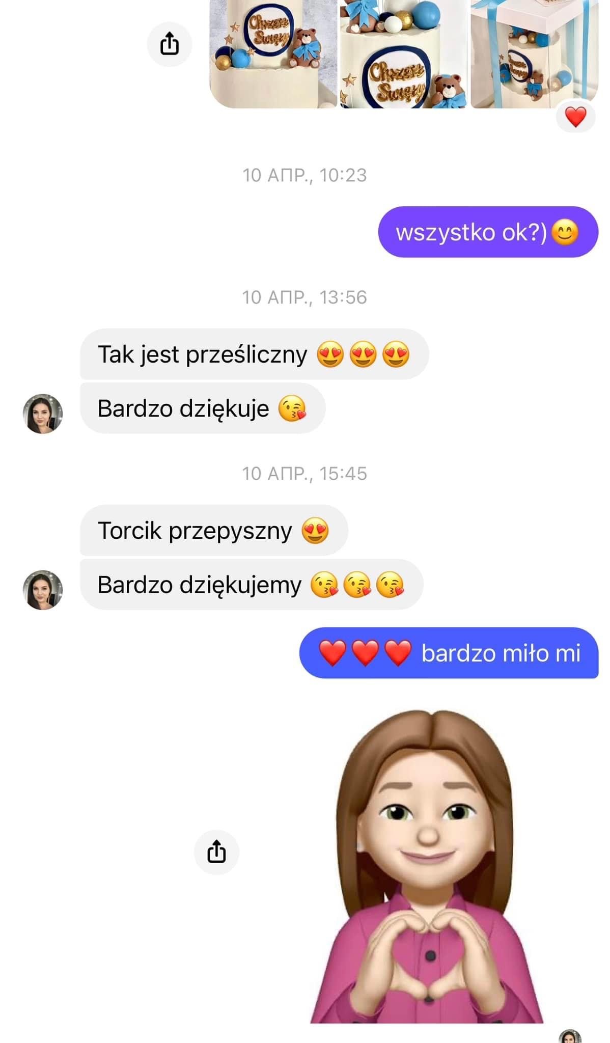 Zrzut ekranu rozmowy tekstowej z pozytywnymi reakcjami na dwupoziomowy tort z dekoracjami w postaci pluszowych misiów i niebieskich kulek, umieszczony obok pudełka z identycznymi dekoracjami.