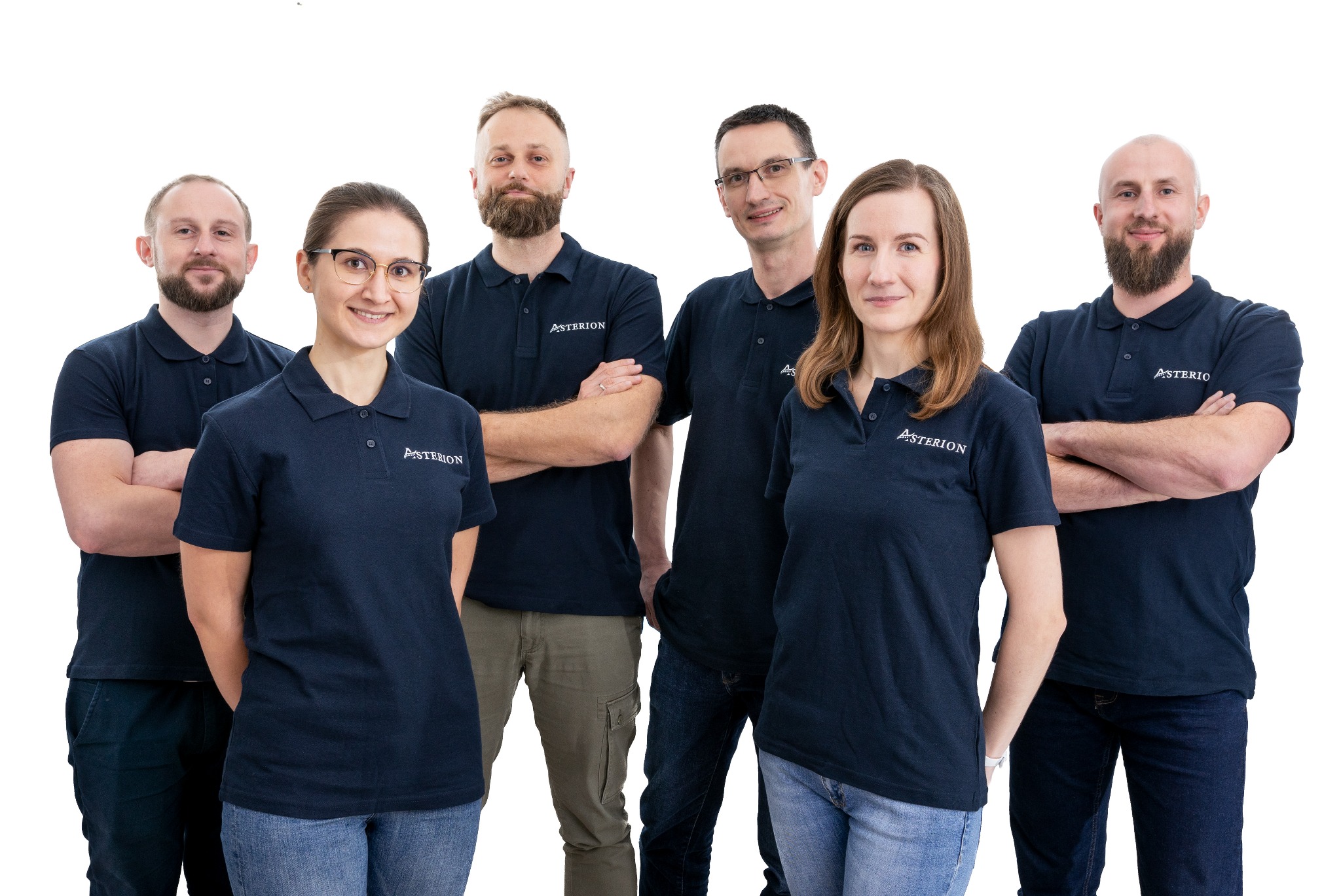 Grupa sześciu uśmiechniętych pracowników w ciemnych polówkach z logo firmy Asterion, stojących na białym tle.