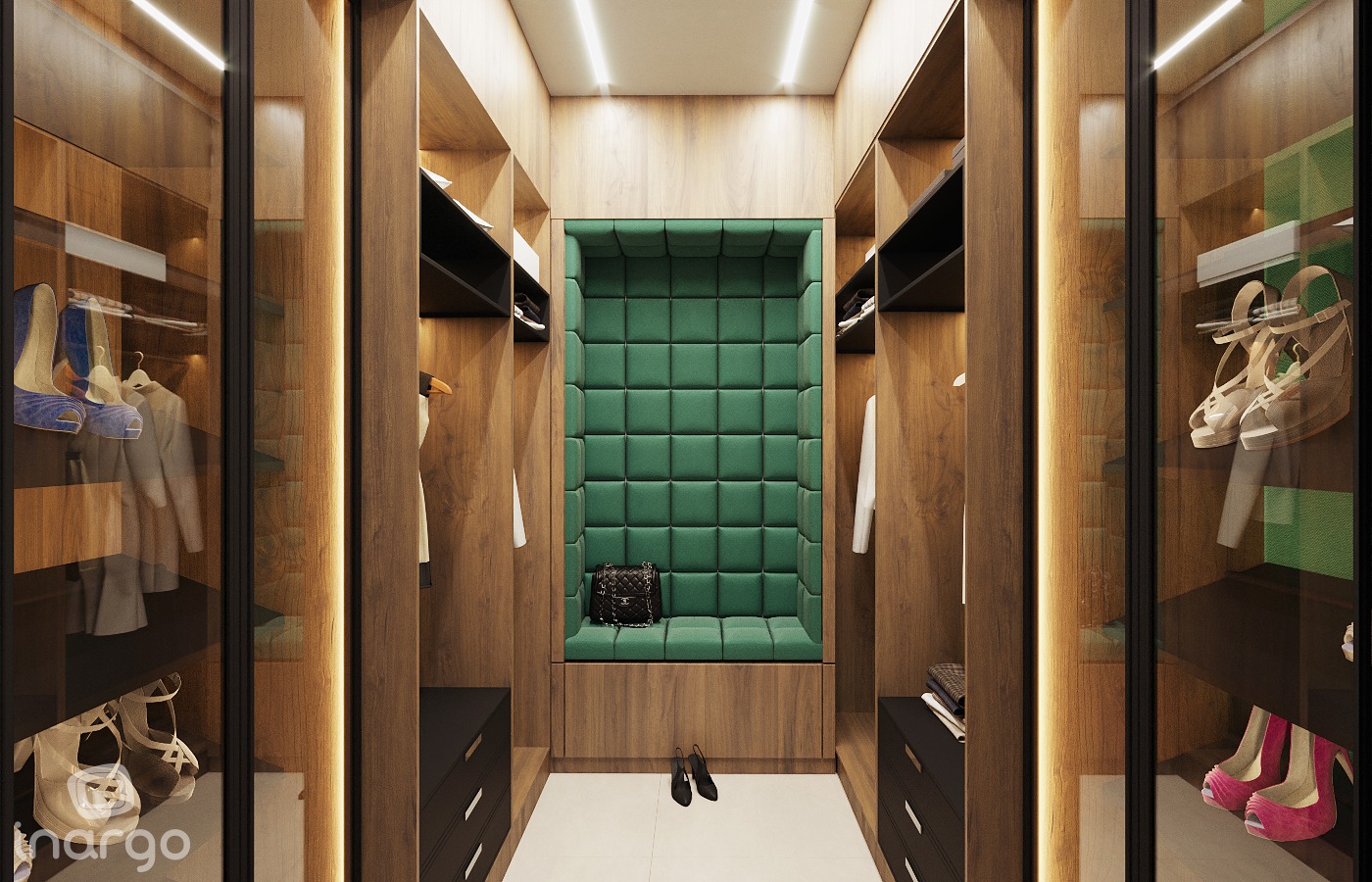 Wnętrze garderoby z drewnianymi szafami, szklanymi drzwiami i zieloną, pikowaną wnęką z siedziskiem, oświetlonymi półkami oraz kolekcją butów i ubrań.