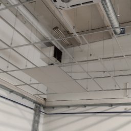 Klimatyzator na hali produkcyjnej w suficie podwieszanym