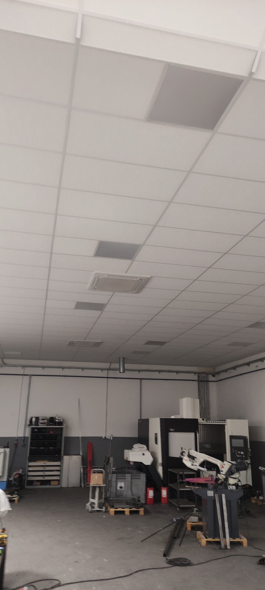 Sufit podwieszany kasetonowy, obniżenie ponad 3 metry + klimatyzator kesetonowy