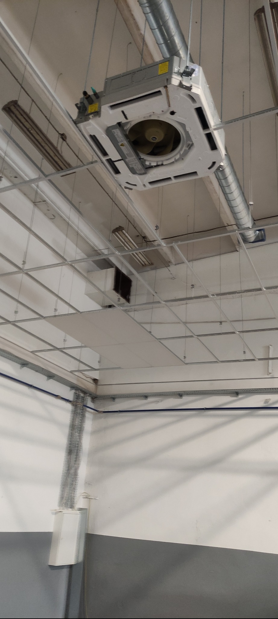 Klimatyzator na hali produkcyjnej w suficie podwieszanym