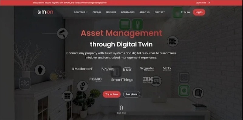 Strona internetowa sim-on.com prezentująca zarządzanie aktywami poprzez cyfrowego bliźniaka, z widocznym menu nawigacyjnym, przyciskiem logowania i ikonami partnerów technologicznych na tle wnętrza...