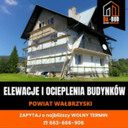 Dom jednorodzinny w trakcie ocieplania elewacji, widoczne rusztowania i częściowo ocieplona ściana styropianem, logo firmy budowlanej w prawym górnym rogu.