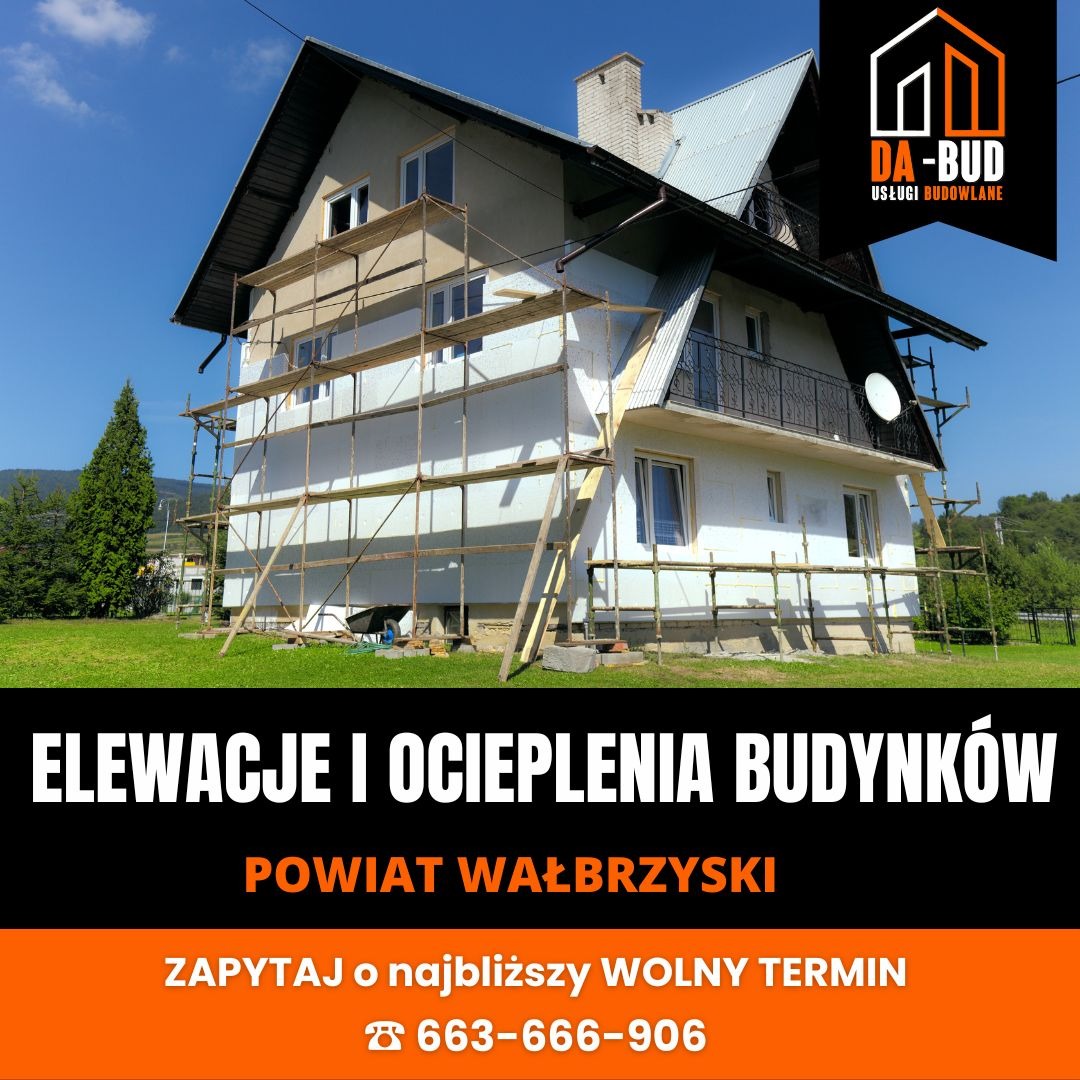 Dom jednorodzinny w trakcie ocieplania elewacji, widoczne rusztowania i częściowo ocieplona ściana styropianem, logo firmy budowlanej w prawym górnym rogu.