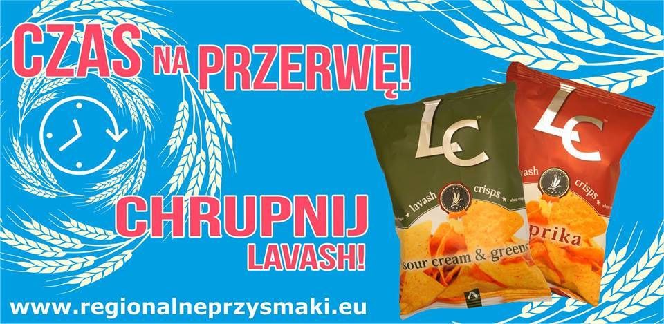 Grafika reklamowa z dwoma opakowaniami chipsów Lavash o smaku śmietany z zieloną cebulką i papryki na niebieskim tle z motywem kłosów zboża i hasłem 'Czas na przerwę! Chrupnij Lavash!'