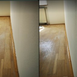 Jakość Zrobimy - Fragment pokoju z drewnianą podłogą w trakcie prac wykończeniowych, widoczne drobne zabrudzenia na powierzchni paneli i przy listwie przypodłogowej, ściana pomalowana na jasny kolor.