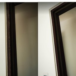 Jakość Zrobimy - Fragment montażu ościeżnicy drzwiowej z widocznymi szczelinami do wypełnienia, surowy stan przed wykończeniem na tle białej ściany.