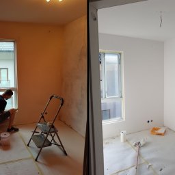 Jakość Zrobimy - Kolaż przedstawiający cztery etapy prac w pokoju: montaż półki na ozdobnej tapecie z motywem ryb i motyli, przygotowanie okna do malowania z użyciem drabiny, świeżo pomalowane ściany na biało...