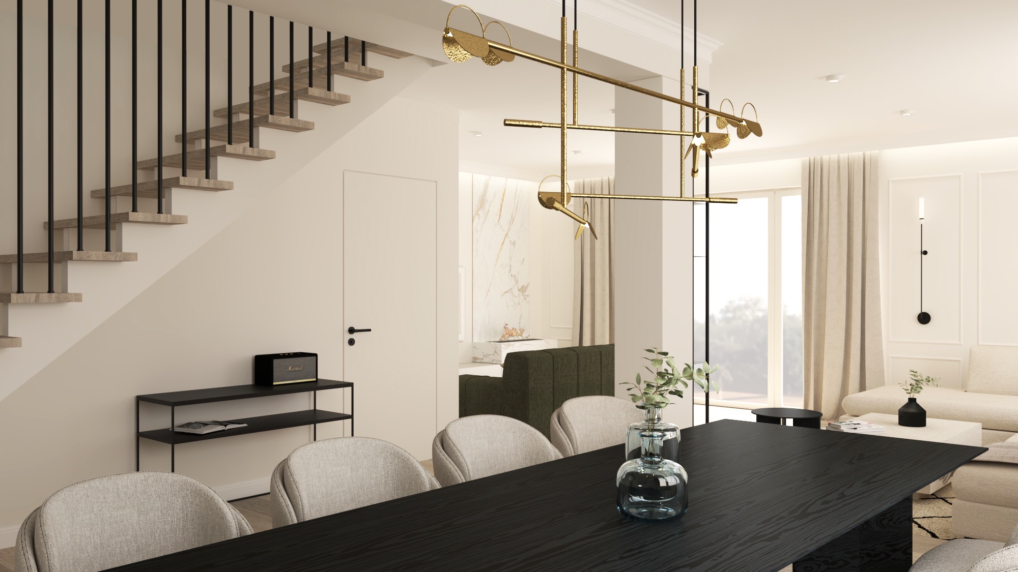 Nowoczesna jadalnia z czarnym stołem i krzesłami w kolorze beżowym, oświetlona złotą lampą wiszącą. W tle schody z czarnymi barierkami, salon z marmurowym kominkiem i beżową sofą.