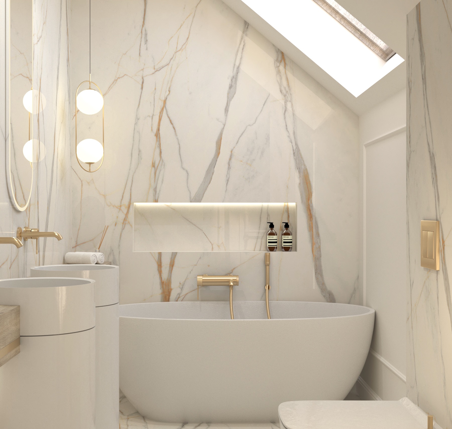 Elegancka łazienka z wanną wolnostojącą, umywalkami na postumentach, złotą armaturą i ścianami wyłożonymi marmurem z wyraźnym żyłowaniem oraz oświetleniem LED w niszy.