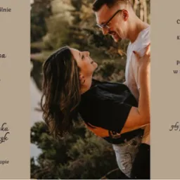 Zaproszenie ślubne z uśmiechniętą parą młodą w objęciach, w tle zieleń drzew i woda, z tekstem informującym o dacie i miejscu ceremonii oraz wesela.