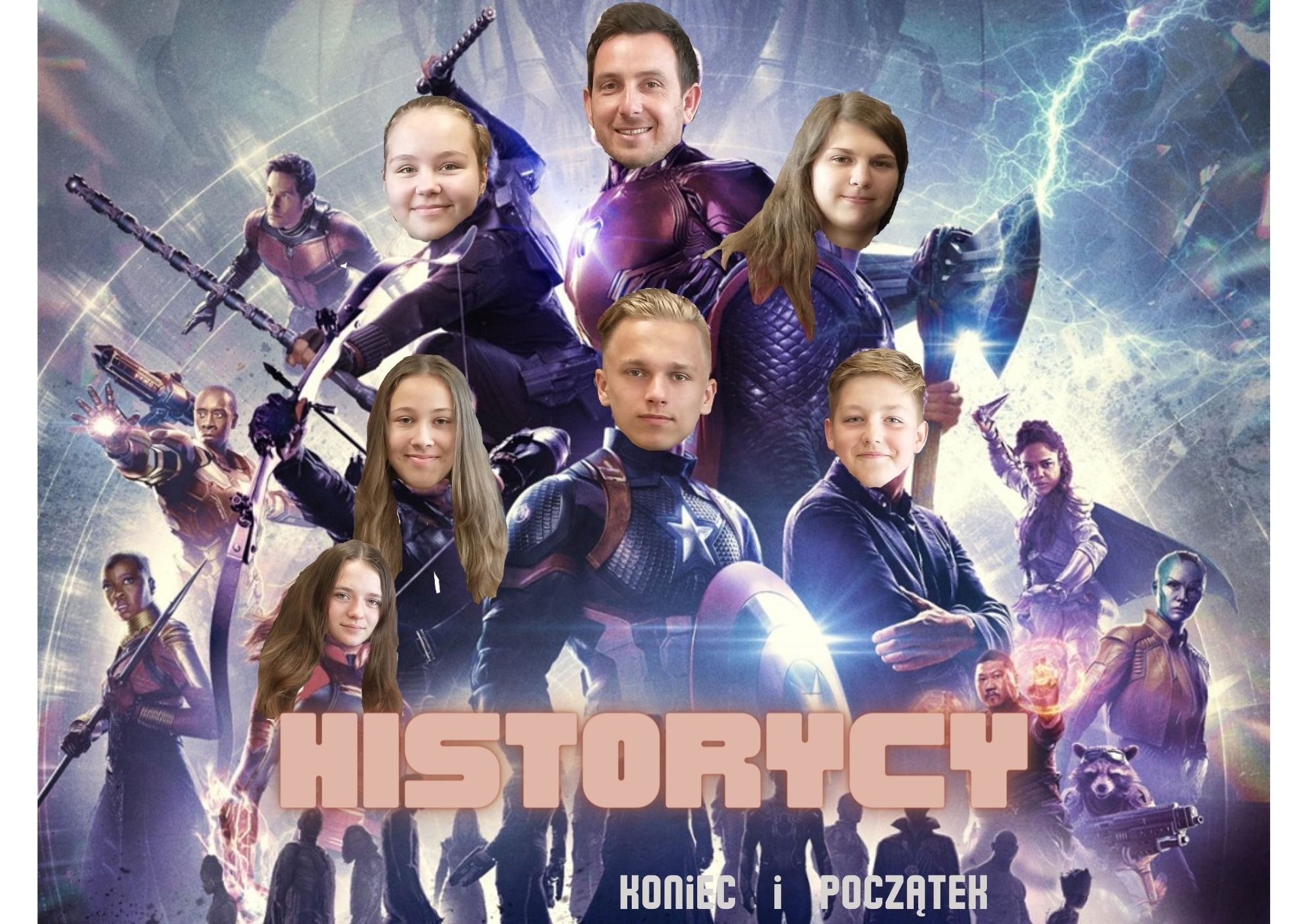 Plakat inspirowany filmem Avengers z naklejonymi twarzami uczniów i nauczyciela, podpisany 'Historycy. Koniec i początek'.
