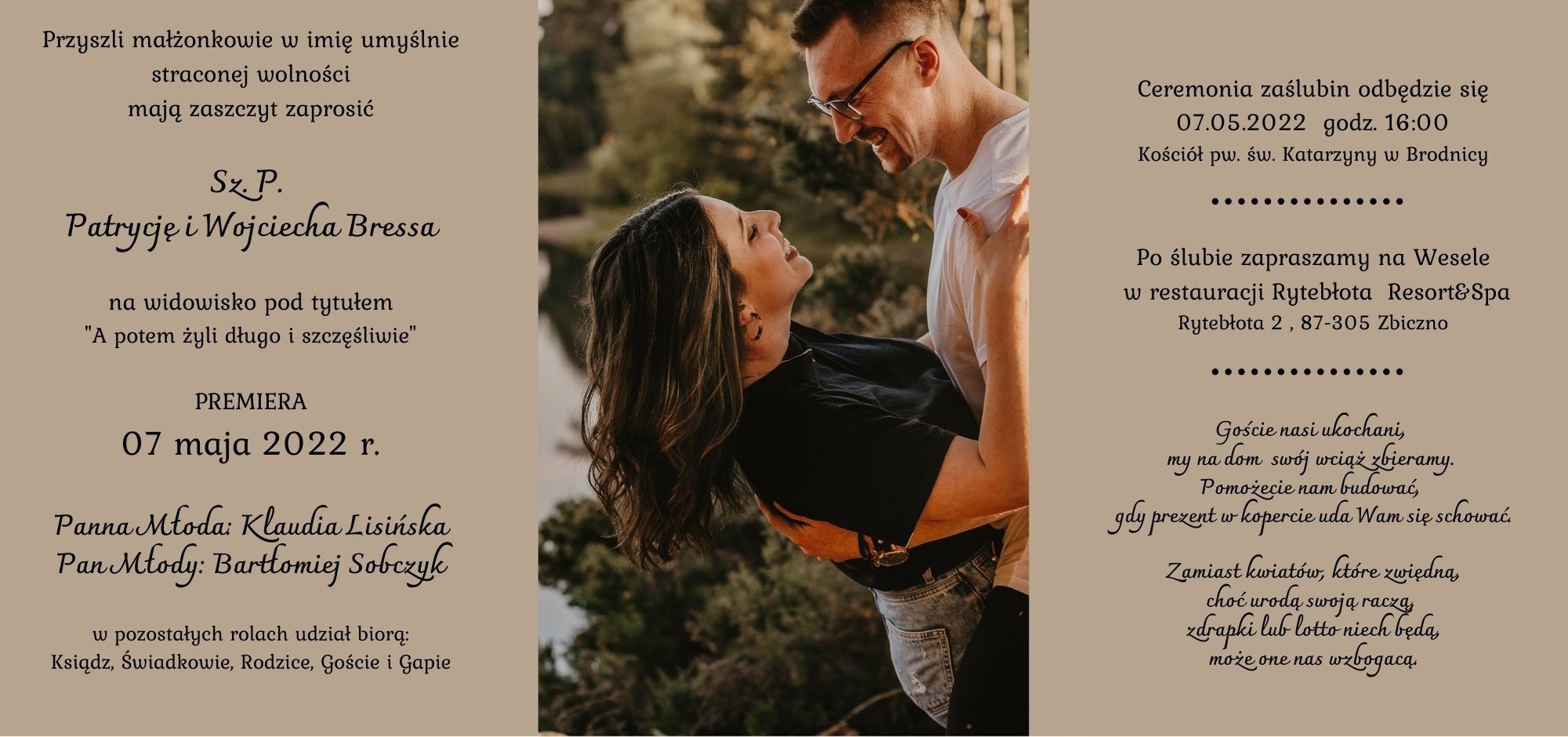 Zaproszenie ślubne z uśmiechniętą parą młodą w objęciach, w tle zieleń drzew i woda, z tekstem informującym o dacie i miejscu ceremonii oraz wesela.