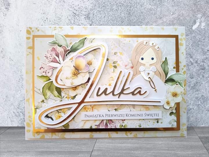 Ręcznie robiona kartka na Pierwszą Komunię Świętą z imieniem Julka, kwiatami, dziewczynką w białej sukience i złotymi akcentami.