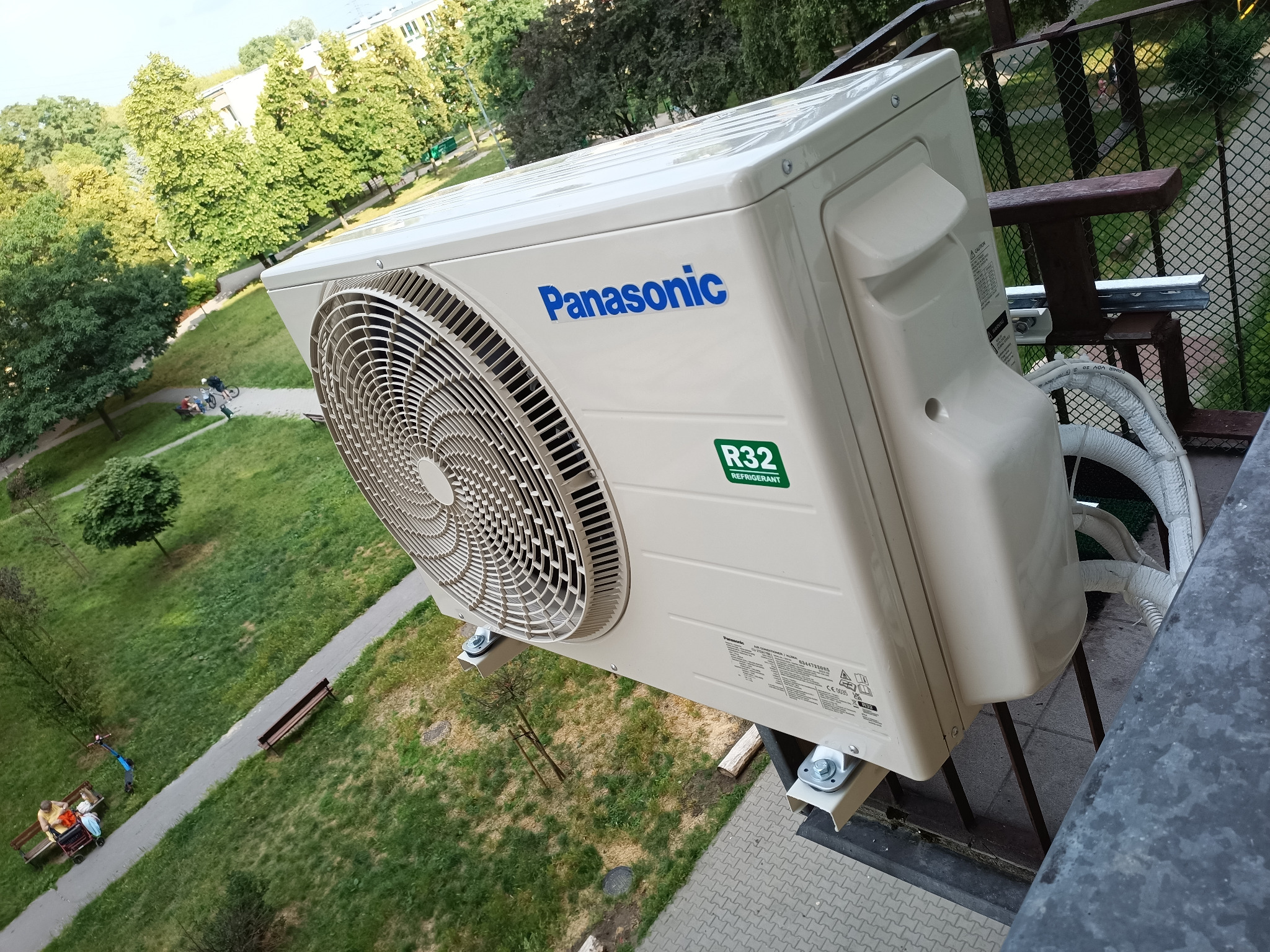 Warszawa multisplit Panasonic zawieszony na balkoniku 1x1 m , 4 piętro