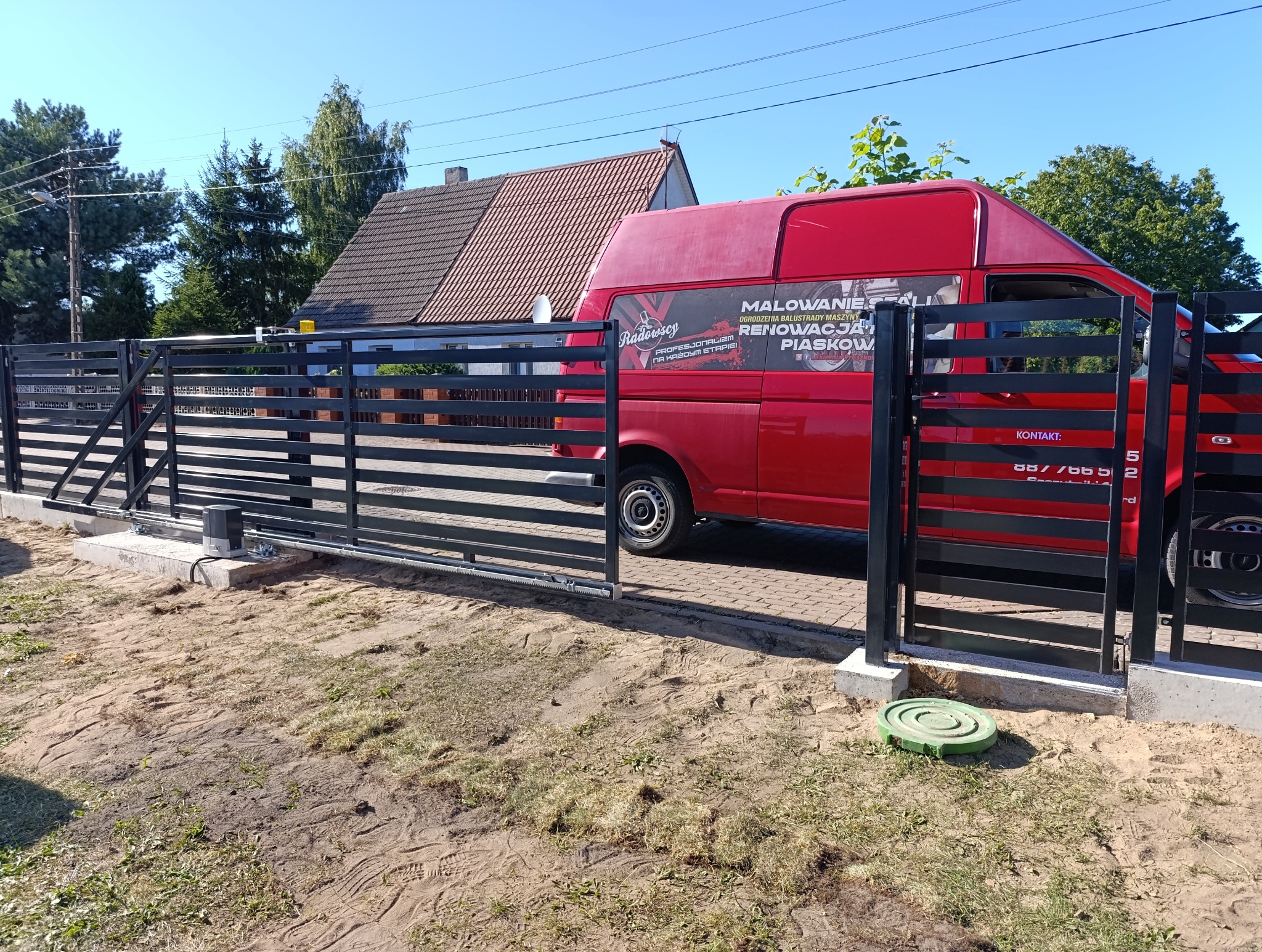 Nowoczesna brama wjazdowa przesuwna z poziomymi panelami w Nowogardzie, częściowo otwarta. W tle czerwony van z reklamą firmy. Słoneczny dzień.