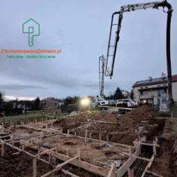 Wieczorne zalewanie ław fundamentowych