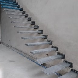 schody montowane w ścianie