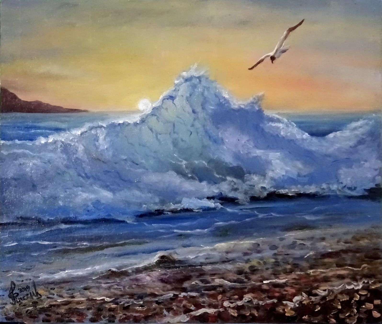 Obraz olejny przedstawiający wzburzone morze z falą rozbijającą się o brzeg, w tle zachód słońca i lecąca mewa.