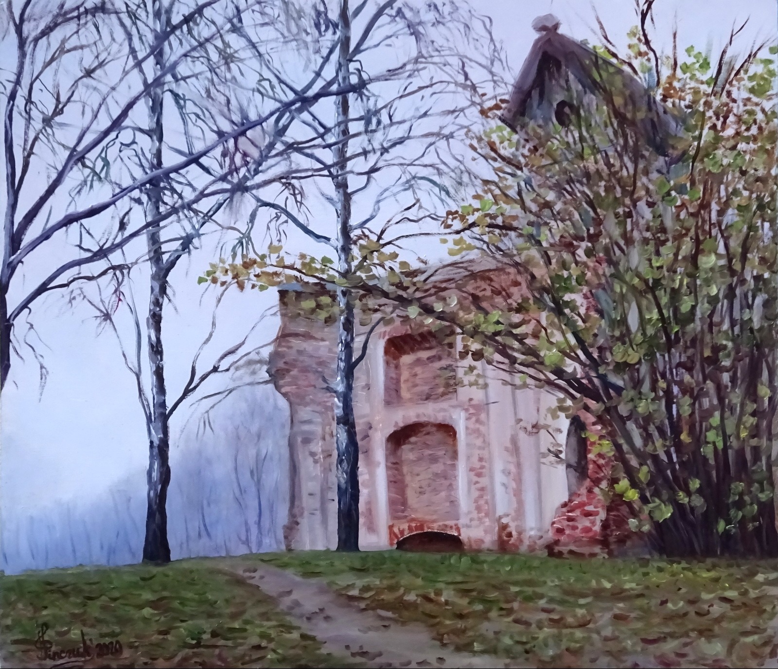 Obraz przedstawia zrujnowany budynek z cegły, częściowo zasłonięty przez drzewa z rzadkimi liśćmi i krzewy, na pierwszym planie trawiasta ścieżka, w tle zamglony las.