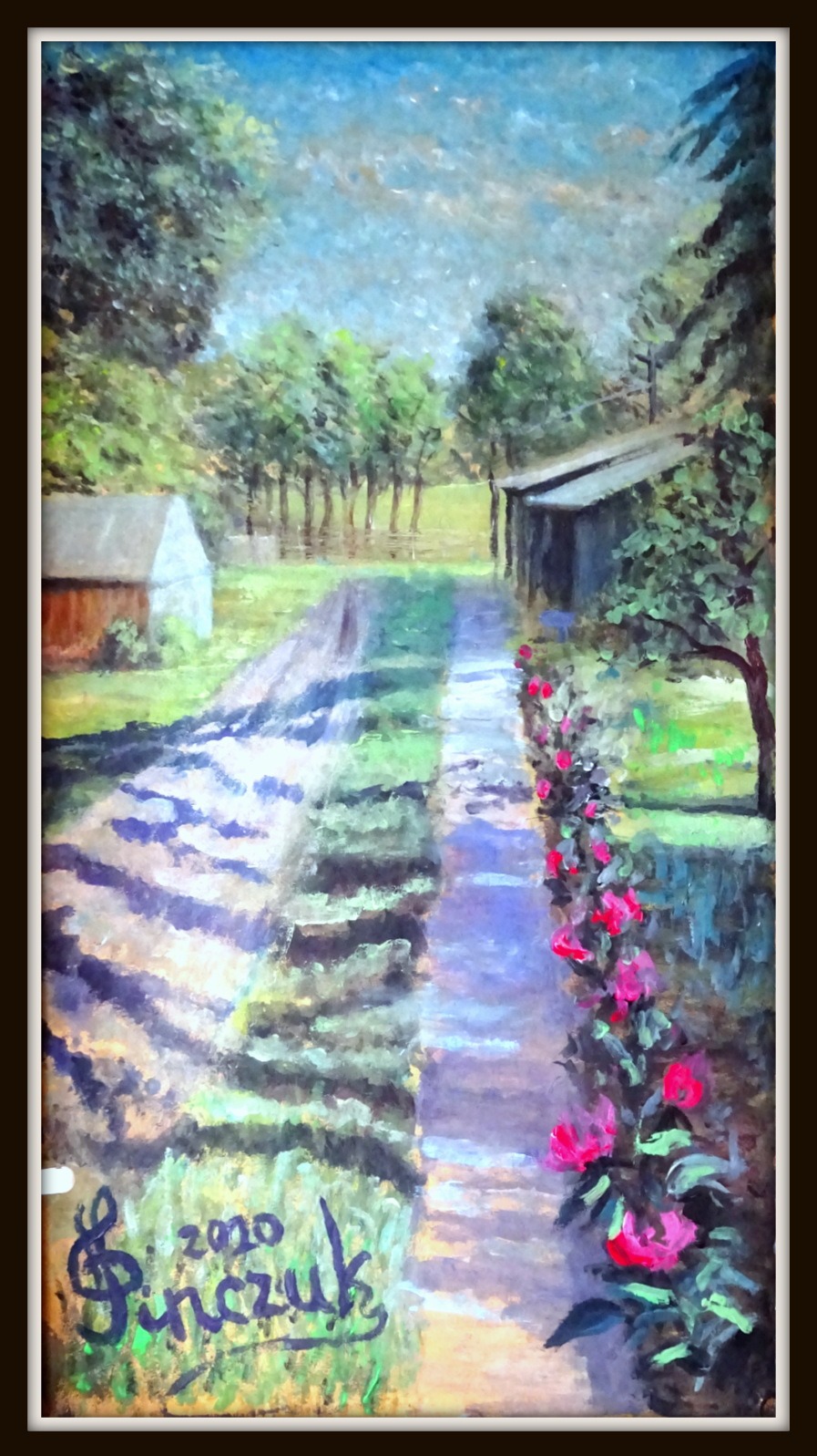 Pejzaż olejny przedstawiający wiejską drogę z budynkami i kwiatami, podpisany w lewym dolnym rogu 'Pinczuk 2020'.
