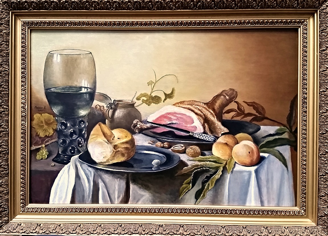 Olejny obraz martwej natury w złotej ramie, przedstawiający kielich z ciemnym płynem, dzbanek, pieczeń z kością, pieczywo, brzoskwinie i orzechy na białym obrusie.