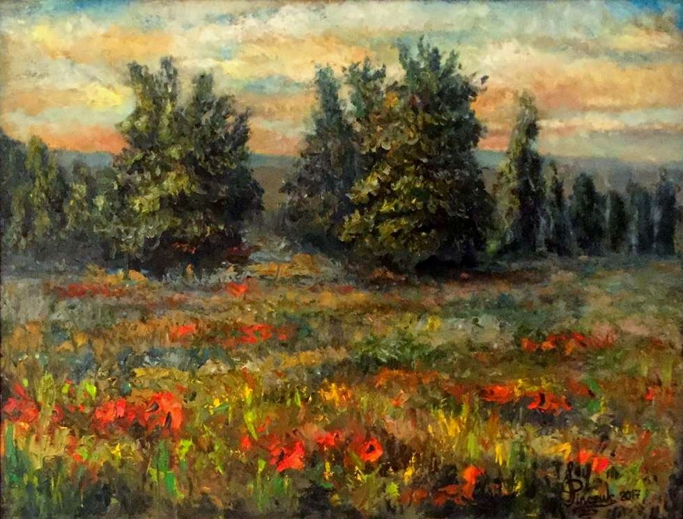 Pejzaż olejny przedstawiający pole maków z drzewami w tle, malowany w impresjonistycznym stylu, z widoczną fakturą farby i sygnaturą artysty w prawym dolnym rogu.