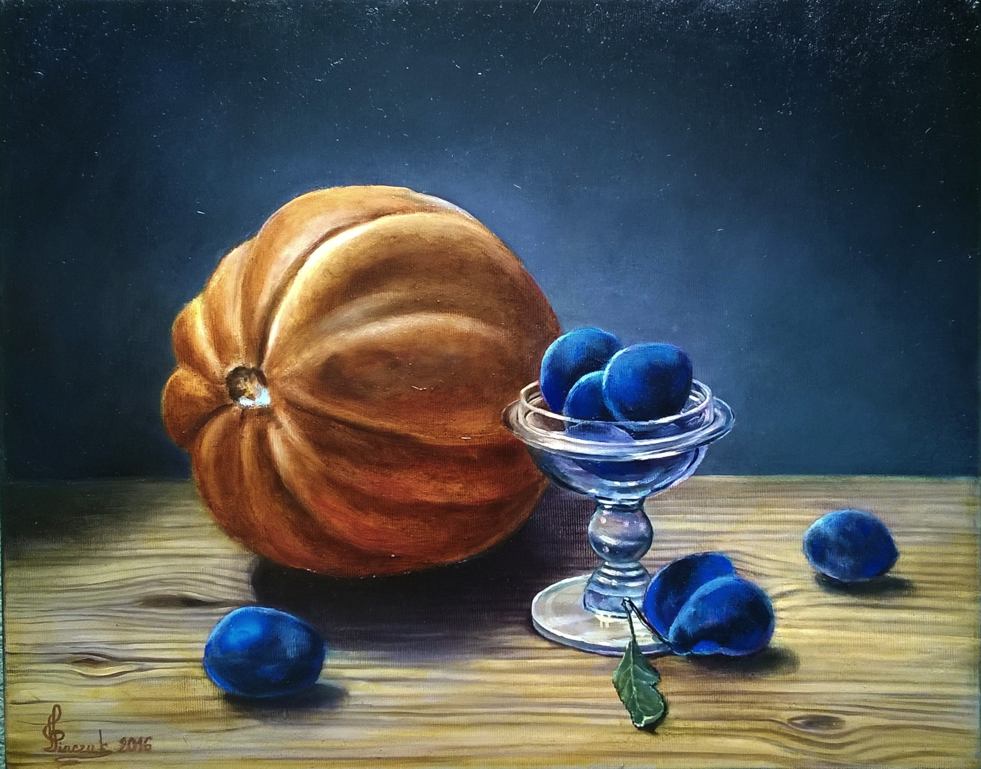 Martwa natura: olejny obraz przedstawiający dynię obok szklanego pucharu wypełnionego śliwkami na drewnianym stole, z pojedynczym liściem i sygnaturą artysty w lewym dolnym rogu.