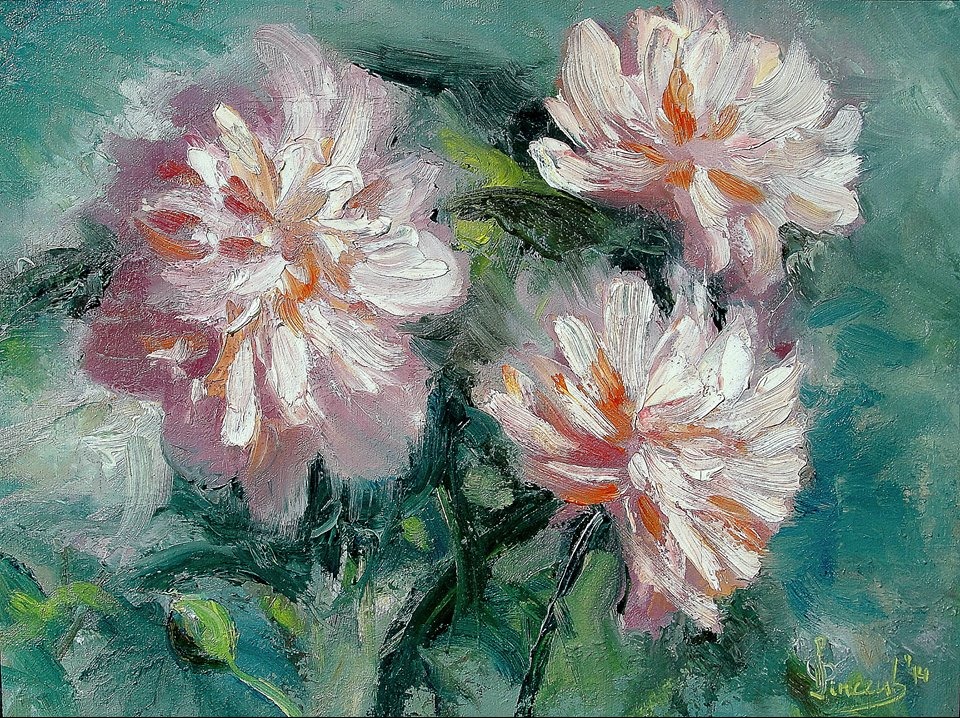 Impresjonistyczny obraz olejny przedstawiający trzy biało-różowe kwiaty z pomarańczowymi akcentami, na tle zieleni i turkusowego tła, widoczny podpis autora w prawym dolnym rogu.