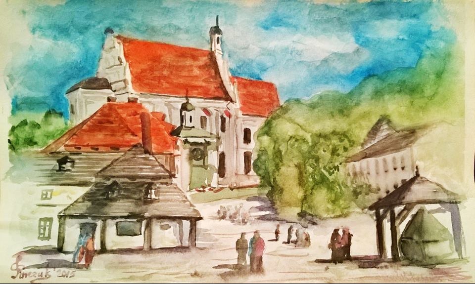 Akwarela przedstawiająca rynek miejski z kościołem w tle, utrzymana w ciepłej kolorystyce z przewagą czerwieni i zieleni, sygnowana w lewym dolnym rogu.