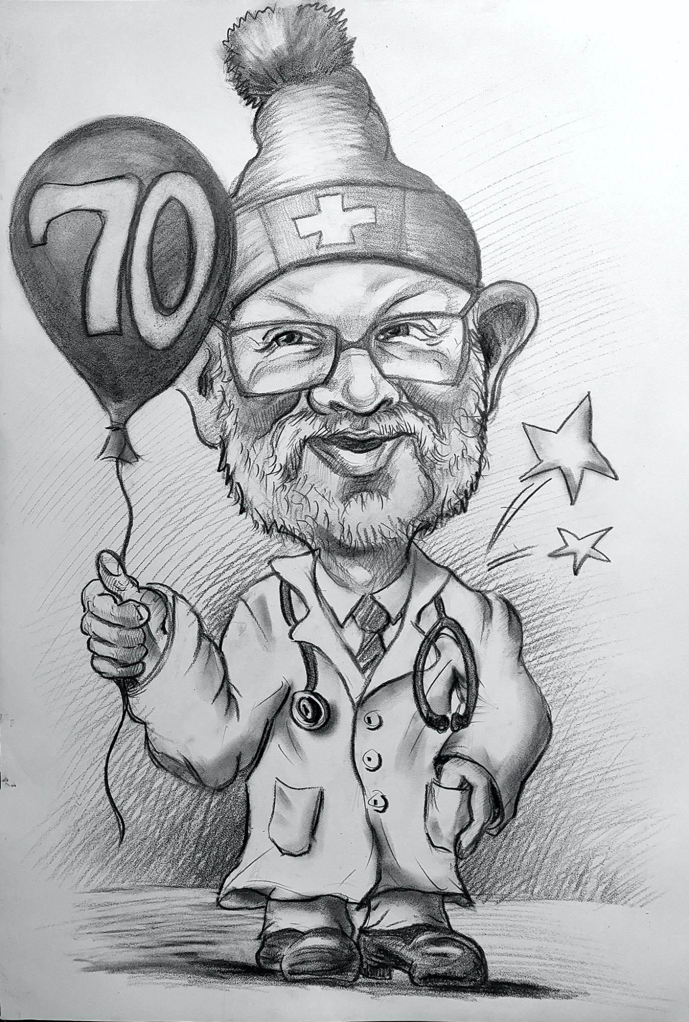 Czarno-biały portret karykaturalny uśmiechniętego lekarza w czapce z pomponem i krzyżem, trzymającego balon z liczbą 70, obok niego dwie gwiazdki.