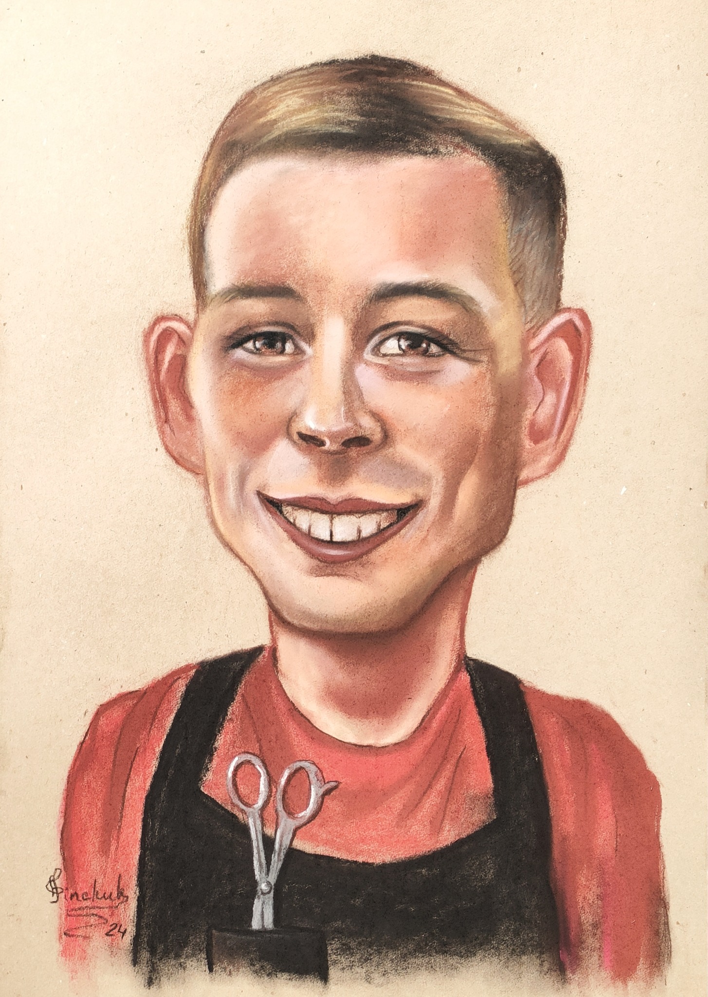 Pastelowy portret uśmiechniętego młodego fryzjera w czarnym fartuchu z nożyczkami w kieszeni, podpisany w lewym dolnym rogu.