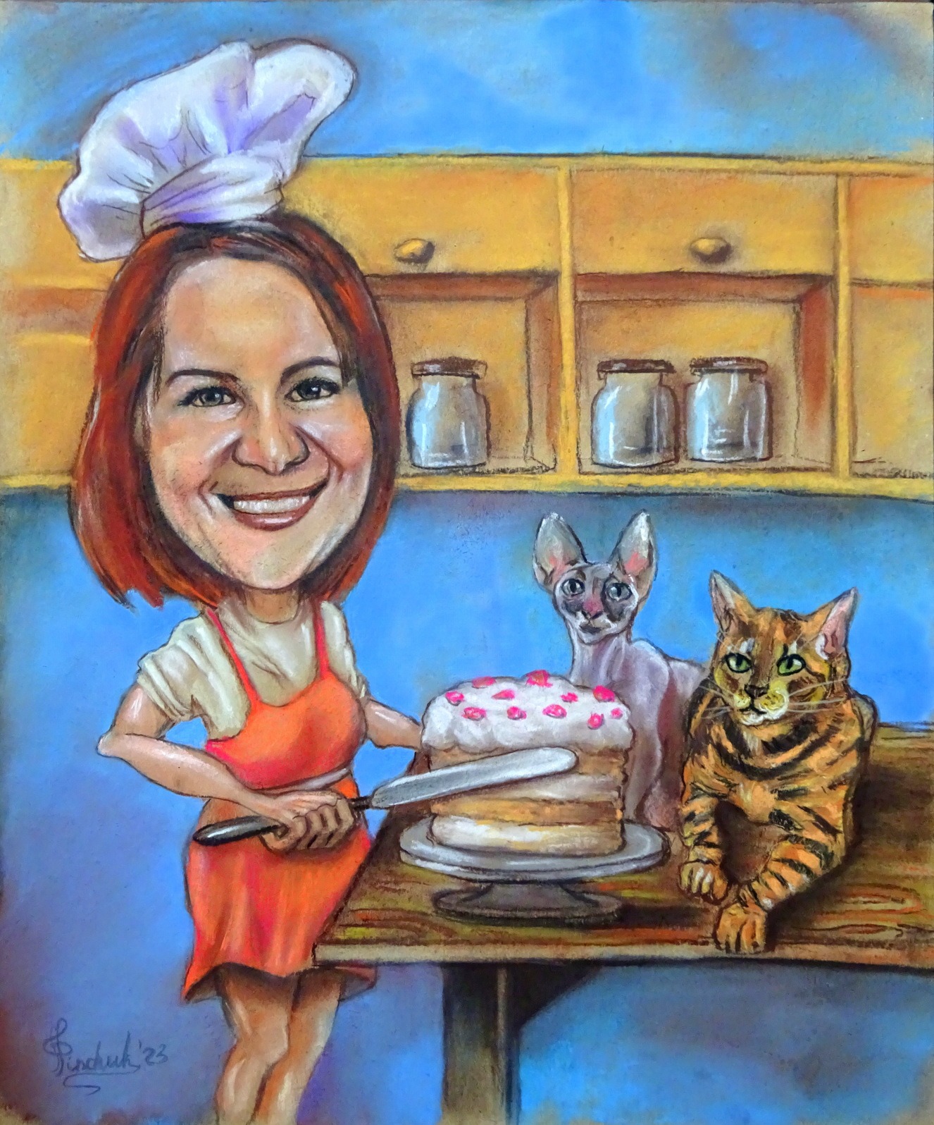 Pastelowy portret karykaturalny kobiety w czapce kucharskiej dekorującej tort w obecności dwóch kotów na tle kuchennych szafek z słoikami.