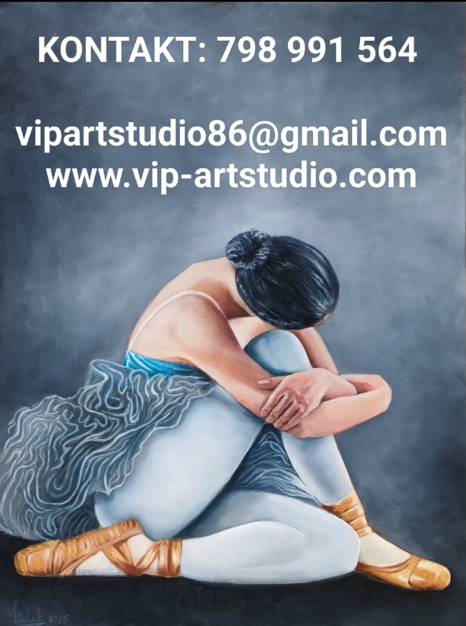 Obraz olejny przedstawiający siedzącą baletnicę w Kazimierzu Dolnym, z widocznymi butami pointami i tutu. U góry dane kontaktowe malarza.