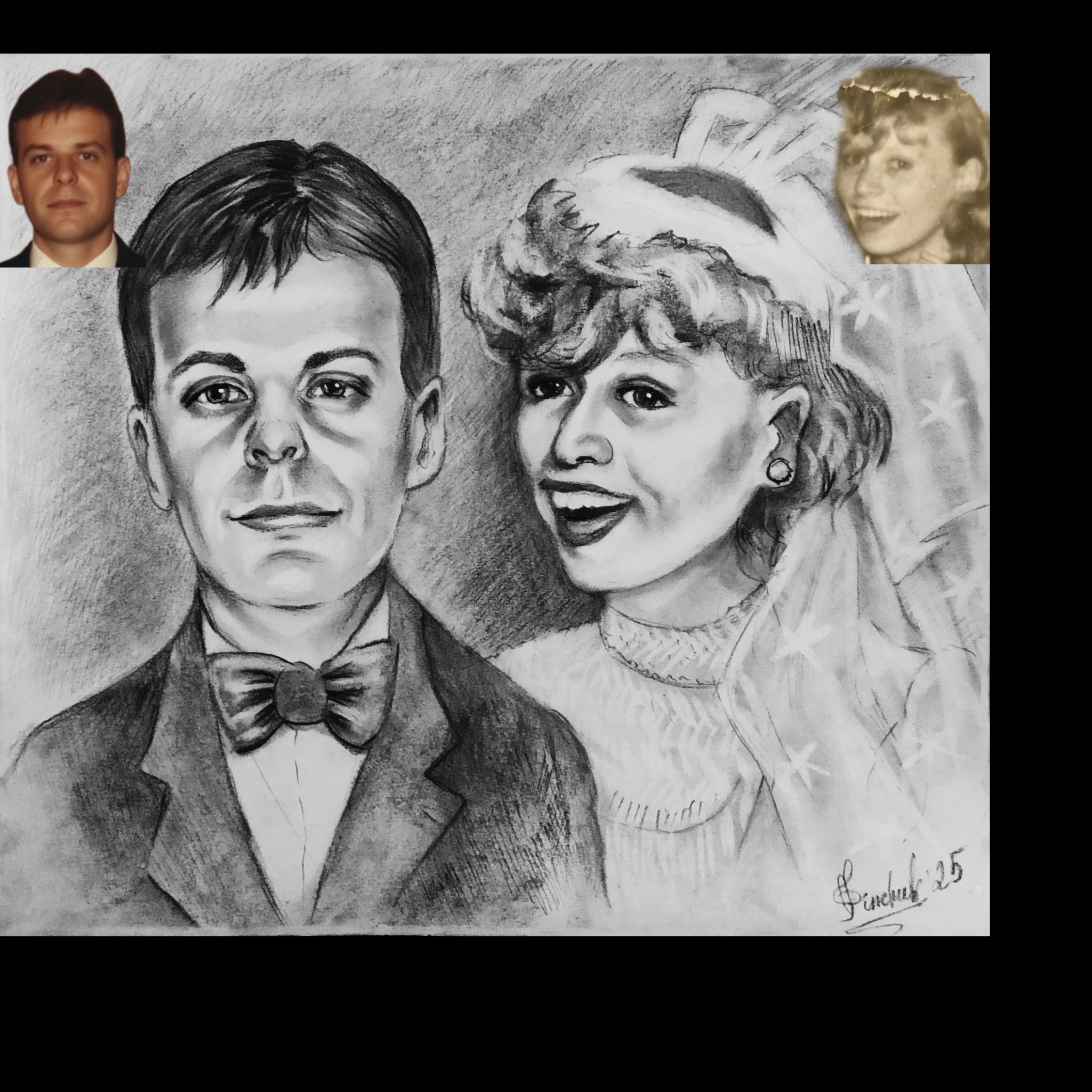 Ręcznie rysowany portret ślubny pary, wykonany ołówkiem na papierze. W tle zdjęcia referencyjne. Sygnatura artysty w prawym dolnym rogu.