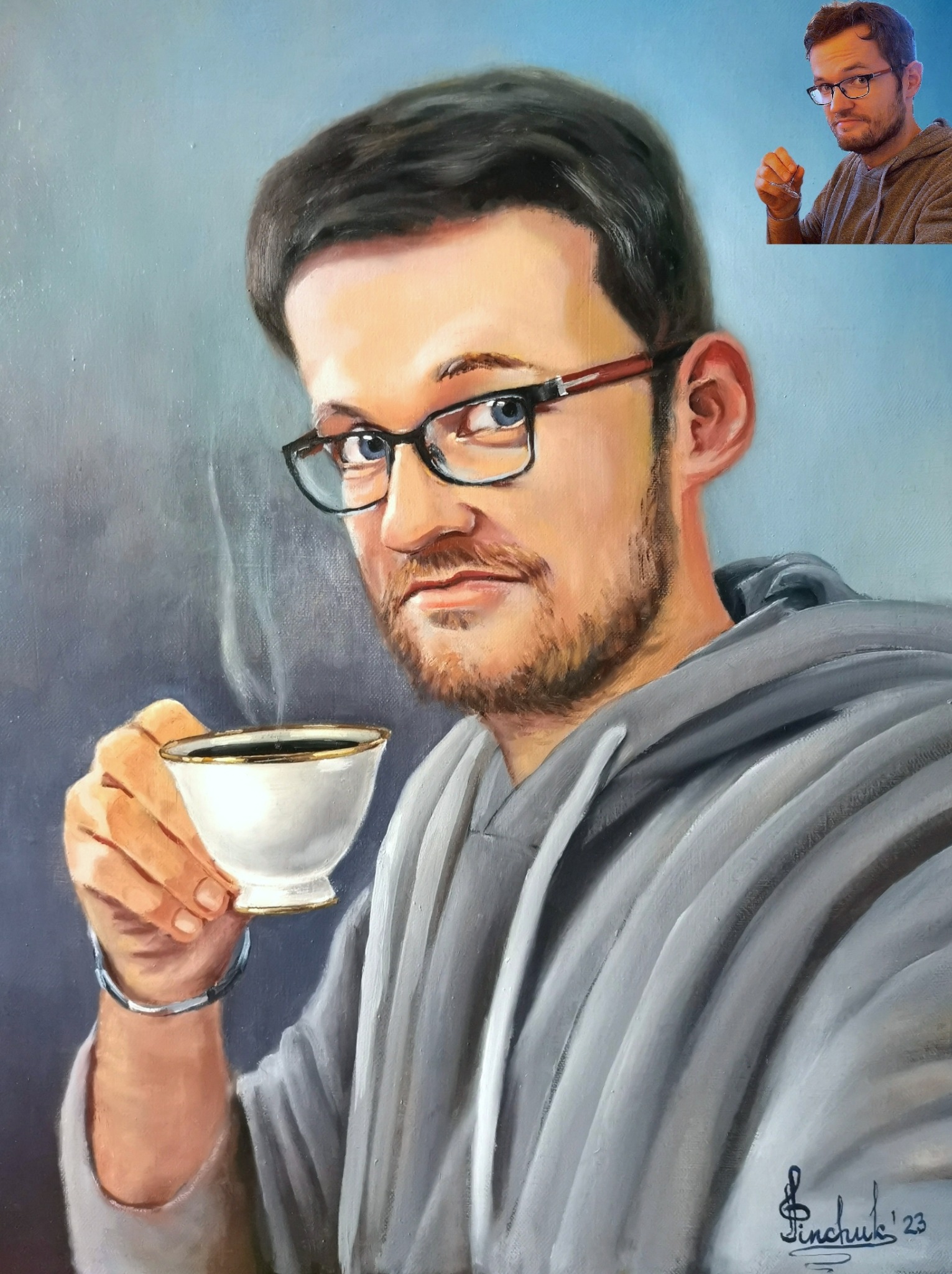 Olejny portret mężczyzny w okularach, trzymającego filiżankę kawy, z małym zdjęciem referencyjnym w prawym górnym rogu. Sygnowany 'Pinchuk '23'.