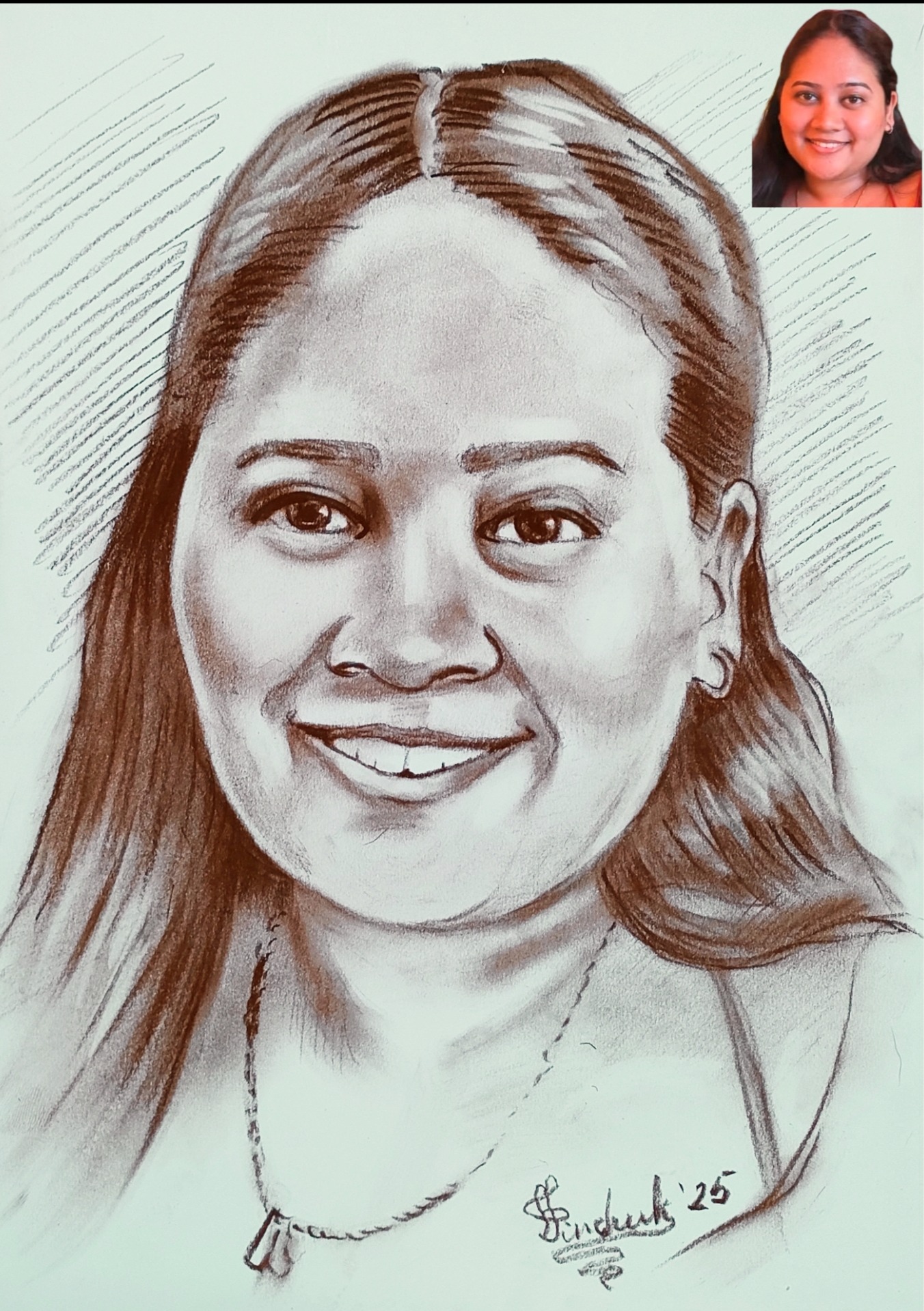 Portret kobiety narysowany węglem, z dołączonym zdjęciem referencyjnym w prawym górnym rogu. Widoczny podpis artysty i rok wykonania '25.