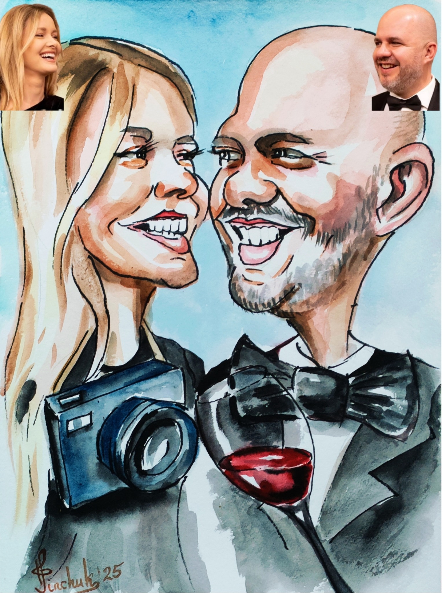 Akwarelowy portret karykaturalny pary: blondynka z aparatem i mężczyzna z winem, w tle zdjęcia ich twarzy. Sygnatura artysty w lewym dolnym rogu.