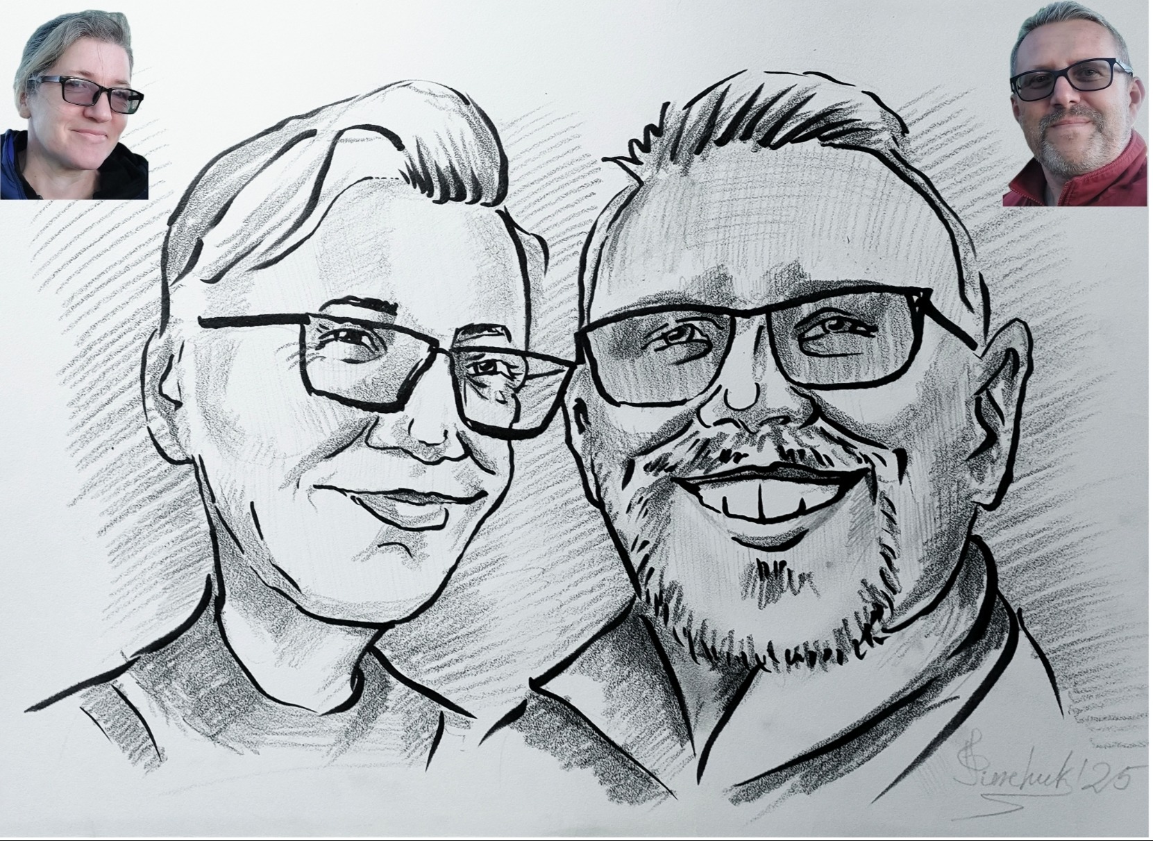 Ręcznie rysowany czarno-biały portret karykaturalny pary w okularach, z miniaturkami ich zdjęć w rogach. Sygnatura artysty w prawym dolnym rogu.