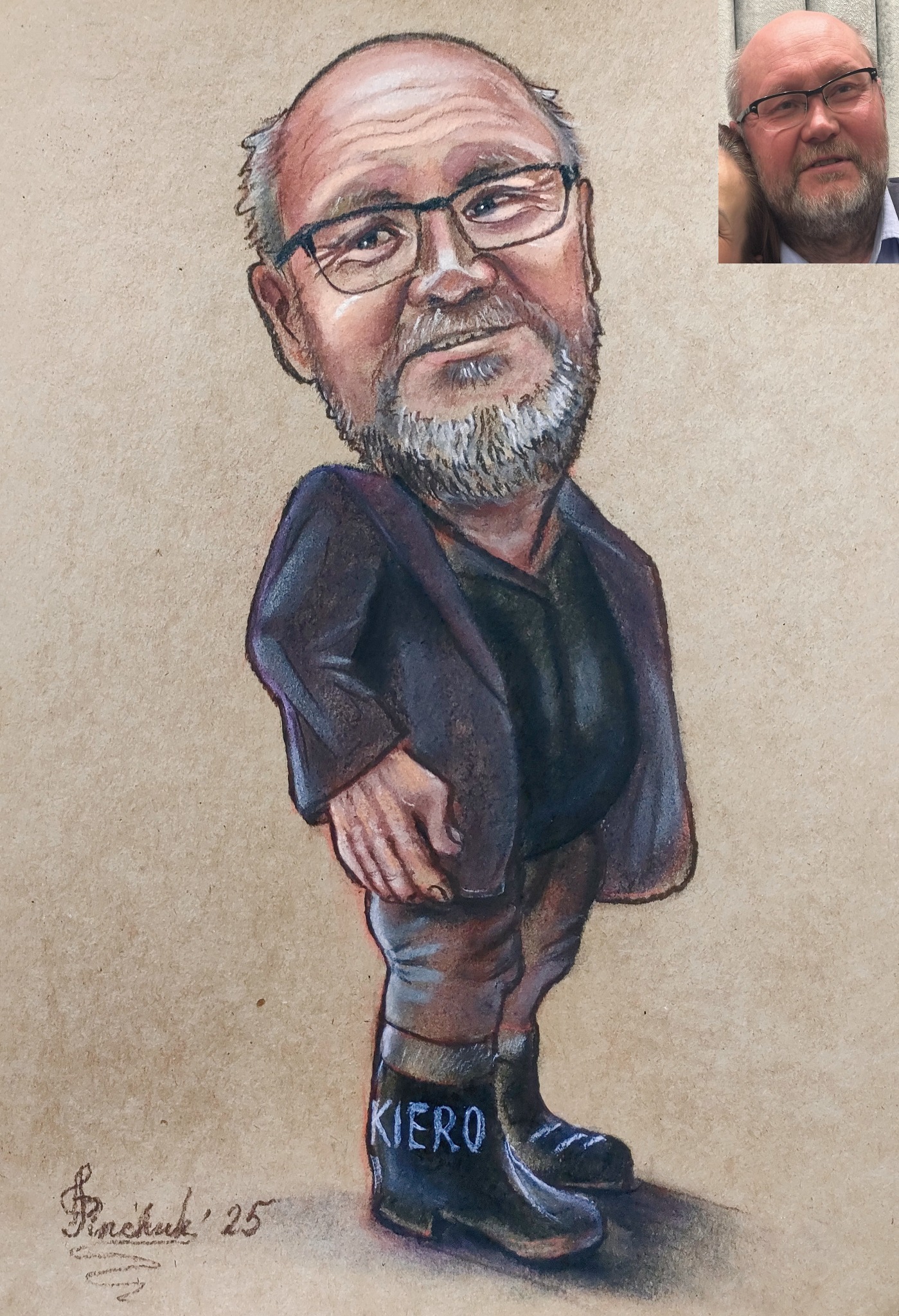 Ręcznie rysowany portret karykaturalny mężczyzny w okularach, z brodą, w marynarce, z dopisanym imieniem na kaloszach, obok zdjęcie referencyjne.