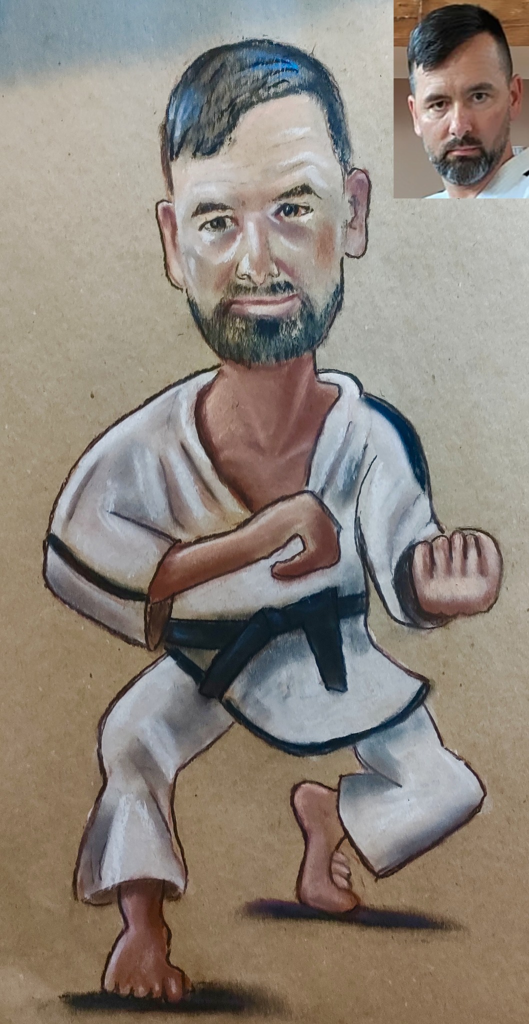 Ręcznie rysowany portret karykaturalny mężczyzny w kimonie do karate, z dołączonym zdjęciem referencyjnym w prawym górnym rogu. Brązowe tło.